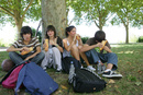 adolescents assis dans l